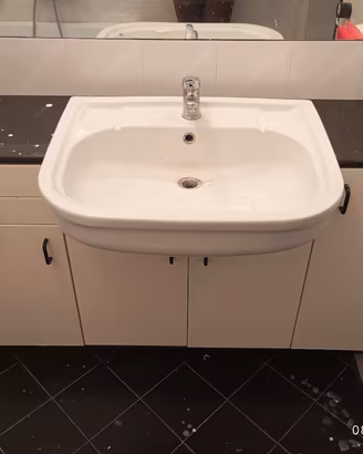 mobile bagno con lavabo e pietra
