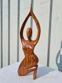Scultura di design in legno