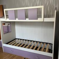 Cameretta con letto a castello e armadio