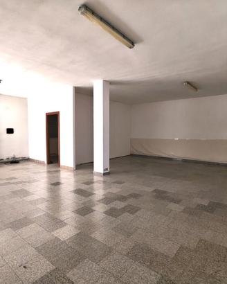 Locale uso deposito con rampa carrabile