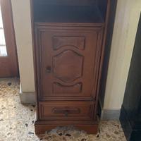 Comodino in legno .