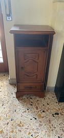 Comodino in legno .