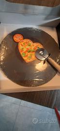 Tagliere in ardesia con tagliapizza.