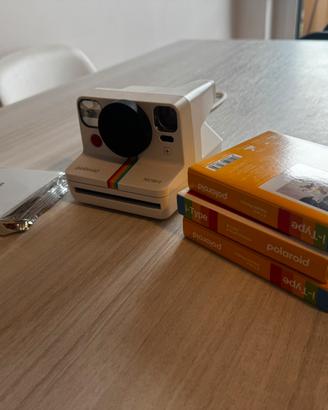 Polaroid Now+ bianca + 4 pellicole i-Type