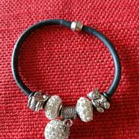 Bracciale in caucciù con charms in metallo 