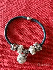 Bracciale in caucciù con charms in metallo 