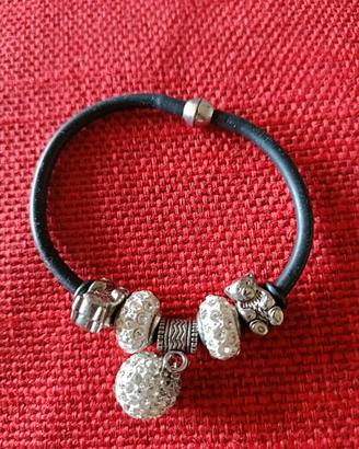 Bracciale in caucciù con charms in metallo 