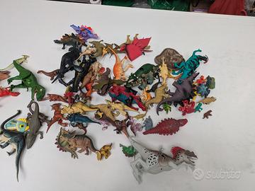 giocattoli vari dinosauri