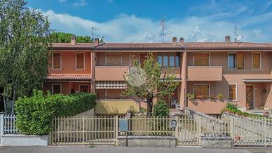 VILLA A SCHIERA CENTRALE A NEGRAR DI VALPOLICELLA