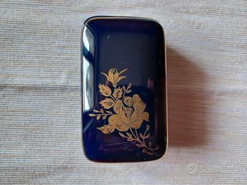 SCATOLINA IN CERAMICA BLU CON DECORI DORATI.