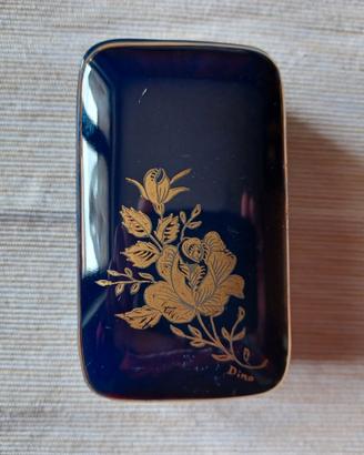 SCATOLINA IN CERAMICA BLU CON DECORI DORATI.