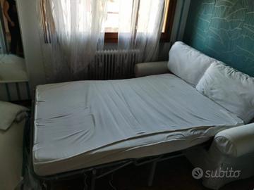 Divano letto 3 posti. 
