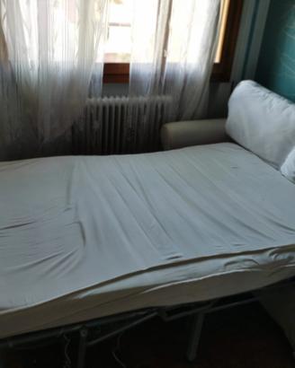 Divano letto 3 posti. 