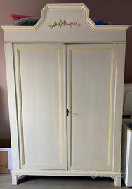 Armadio antico in stile shabby chic