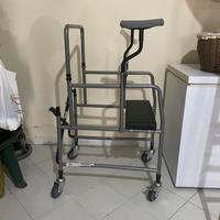 Deambulatore con freni e appoggi regolabili