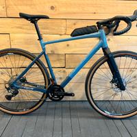 BICICLETTA GRAVEL FOCUS ATLAS 6.8 2025