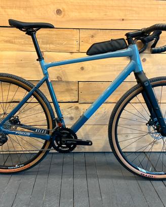 BICICLETTA GRAVEL FOCUS ATLAS 6.8 2025