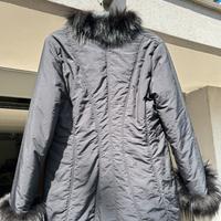 Piumino nero con inserti di pelliccia