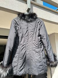 Piumino nero con inserti di pelliccia