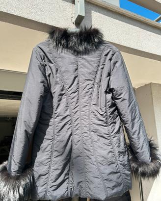 Piumino nero con inserti di pelliccia