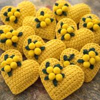 Cuori amigurumi gialli con mimosa – fatti a mano 
