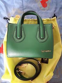 borsa Byblos verde con borchie oro