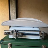 Bilancia pesa neonato