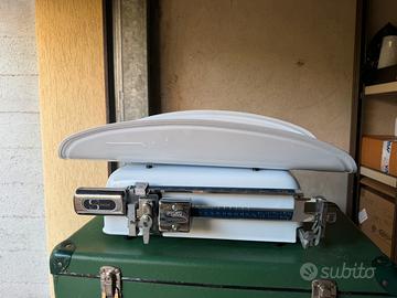 Bilancia pesa neonato