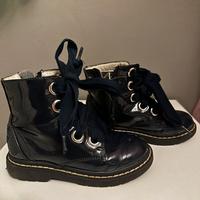 Stivaletto blu in pelle vernice