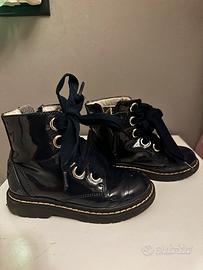 Stivaletto blu in pelle vernice