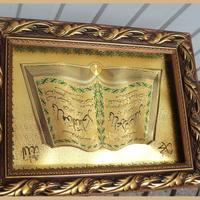 Quadro con cornice dorata e libro