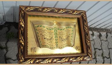 Quadro con cornice dorata e libro