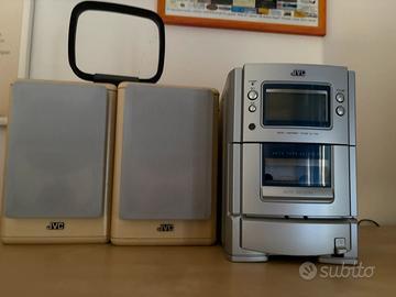 Lettore CD con radio e scomparto musicassette