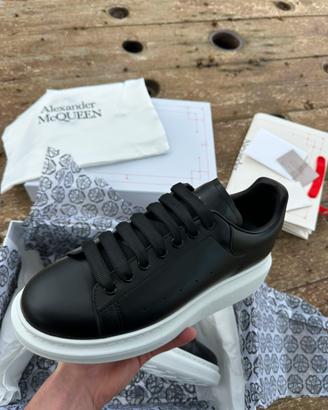 Scarpe Alexander McQueen Nere con suola Bianca