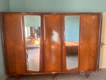 Armadio vintage anni ‘50 in legno con specchi