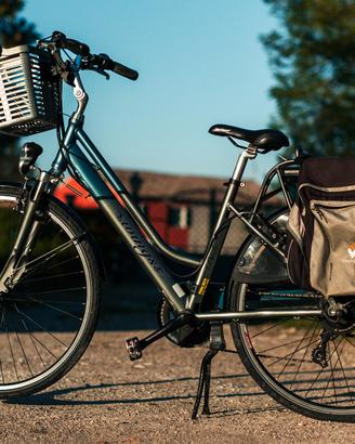 e-city bike a pedalata assistita da donna