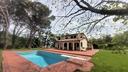 villa-di-prestigio-con-ampio-parco-piscina-e-su-