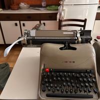 Antica macchina da scrivere Olivetti