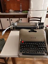 Antica macchina da scrivere Olivetti