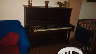 pianoforte a parete  antico del 1900