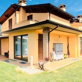 Strà: Villa Bifamiliare Con Giardino
