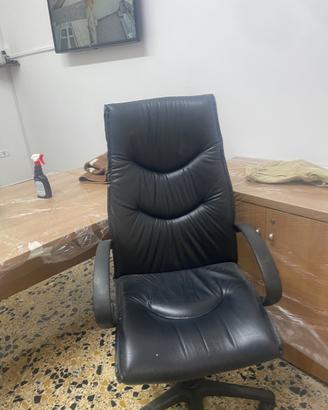 Poltrona operativa e sedute in pella