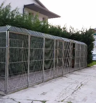 RECINTO IN ACCIAIO ZINCATO CON ANTISCAVALCO