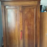 armadio noce e sedie 