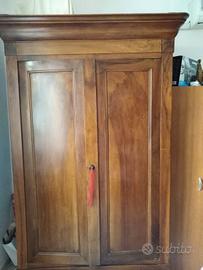 armadio noce e sedie 