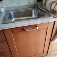 cucina in legno con top marmo di Carrara con frigo
