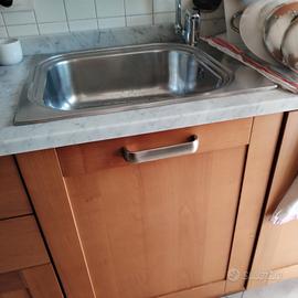cucina in legno con top marmo di Carrara con frigo