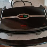 Bistecchiera elettrica con piastre antiaderenti.