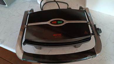 Bistecchiera elettrica con piastre antiaderenti.