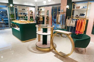 arredamento per negozio abbigl. e scarpe e manichi